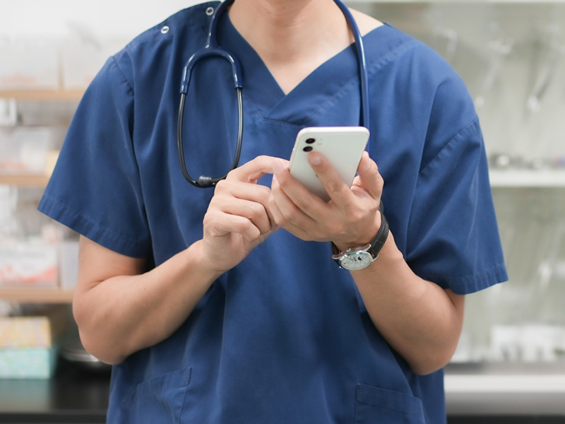 相談する男性の写真